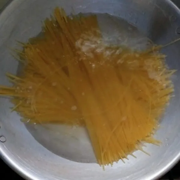 Didihkan air tambahkan 2 sdm minyak goreng kemudian masukan spagetti dan rebus hingga al dente/matang.