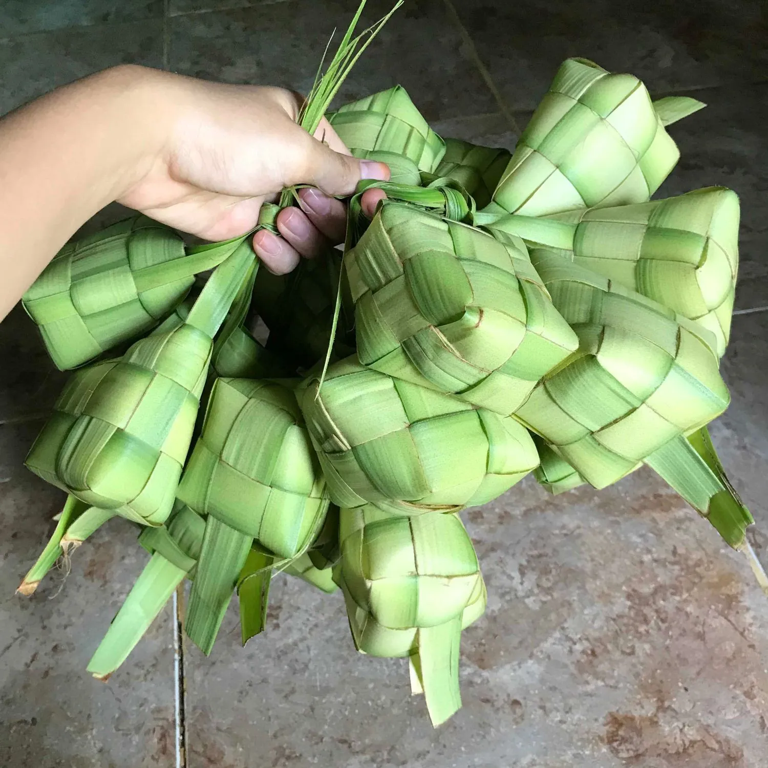 Cara Menganyam Ketupat Janur