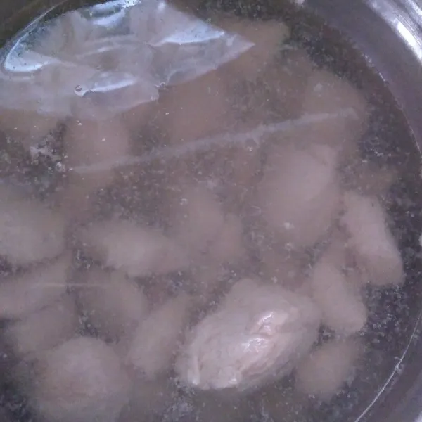 Rebus ayam yang sudah dipotong dan dibersihkan hingga matang. Lalu suwir.