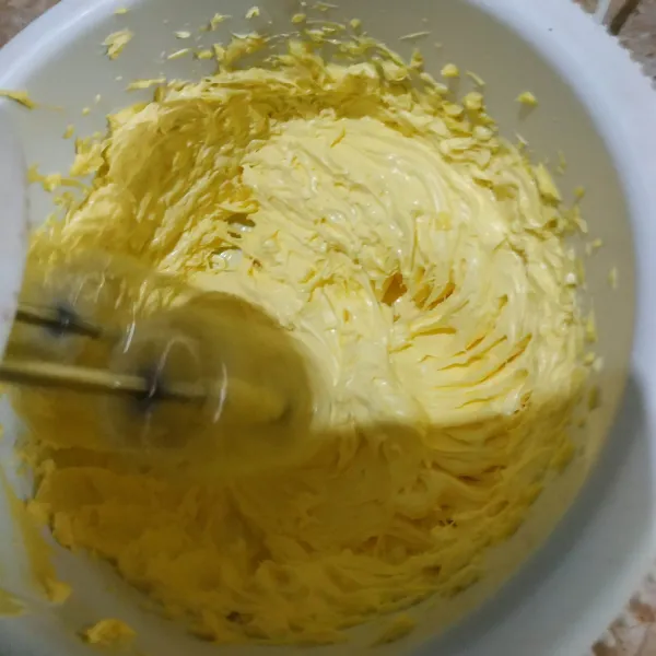 Mixer butter dan margarine selama 30 detik sampai mengembang.