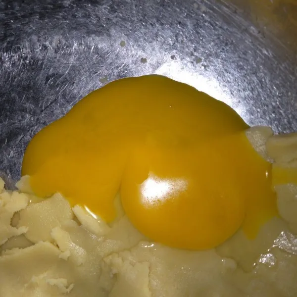Setelah terampur rata masukkan telur uleni.