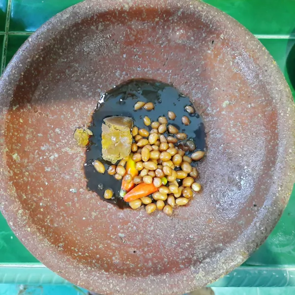 Siapkan Petis Merah, kacang goreng, cabe dan gula merah dalam cobek