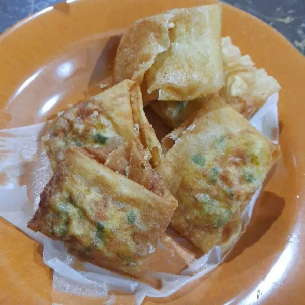 Masukkan tumisan ke kulit dan goreng