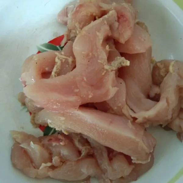 Marinasi daging ayam dengan bumbunya hingga tercampur rata, sisihkan.