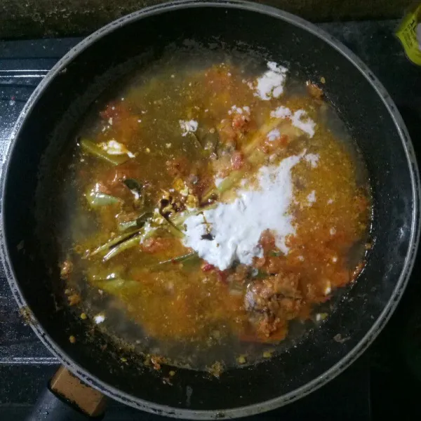 Masukkan santan, air, & kecap. Aduk hingga tercampur.