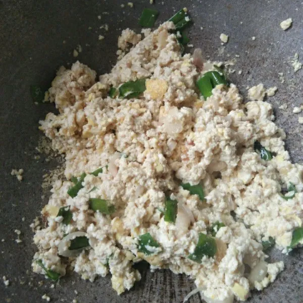 aduk rata, masak hingga bawang daun layu