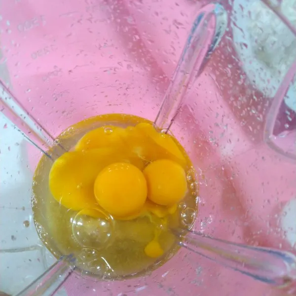 blander atau mixer telur dan gula pasir sampai mengembang