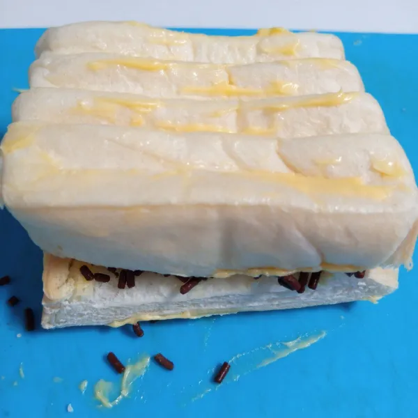 Tutup dengan roti yang sudah diolesi margarin.