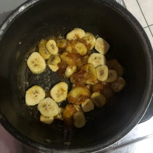 Selanjutnya iris pisang menjadi bagian kecil. Masukkan ke dalam panci. Tambahkan brown sugar dan tim hingga menyatu.