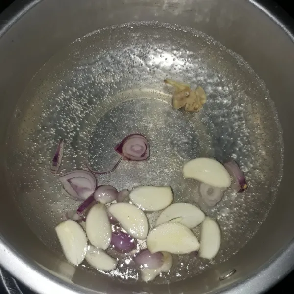 Dudihkan air lalu masukkan bawang merah, bawang putih dan temu kunci.