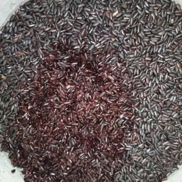 mMsukkan kedalam wadah tuang 600ml air bekas mengukus ketan biarkan sampai dingin.