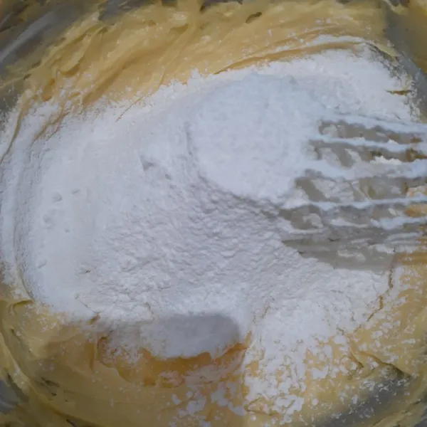 lalu masukan tepung terigu sedikit demi sedikit hingga tercampur menjadi adonan yg tidak lengket jika di bentuk