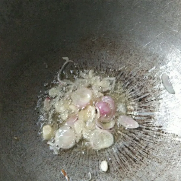 tumis bawang merah dan bawang putih hingga harum