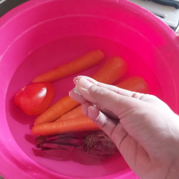 Rendam wortel, tomat dan buah beet dengan diberi sejumput garam. Bersihkan seluruh buah.