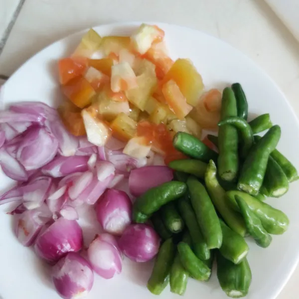 Siapkan bahan-bahannya. Cabe rawit hijau, bawang merah utuh, bawang merah cincang, tomat potong dadu.
