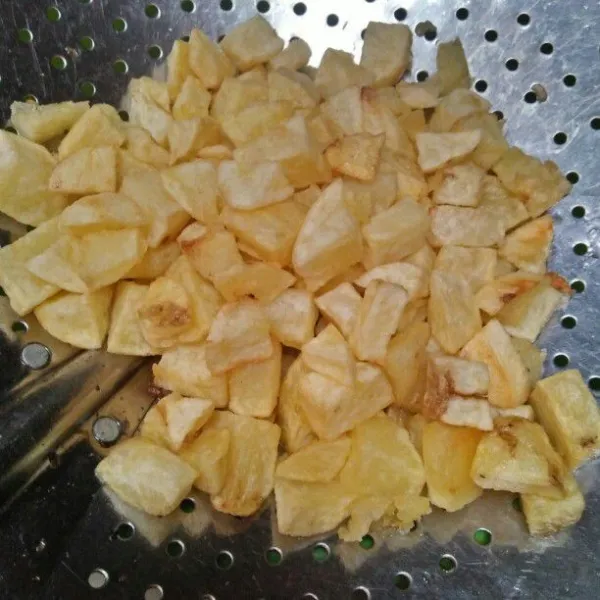 Kupas kentang, potong-potong lalu goreng.