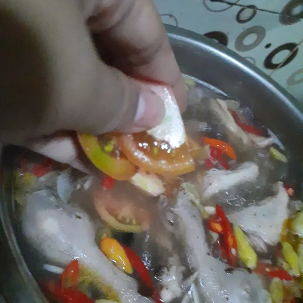 Masak hingga mendidih dan air menyusut, kemudian masukkan tomat dan kaldu bubuk.