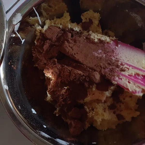 Setelah tercampur kemudian masukan coklat bubuk, aduk kembali sampai coklat bubuk tercampur rata.