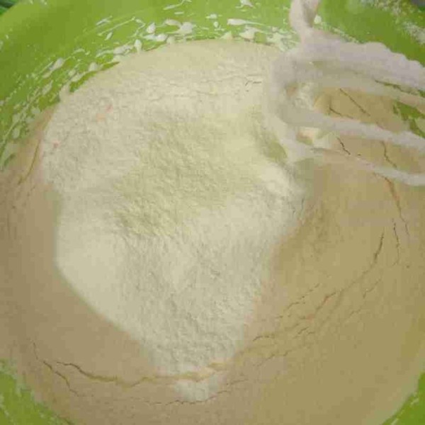Lalu masukkan campuran bahan kering yg sblmnya sdh diayak(terigu+susu bubuk+soda kue+BP) dengan speed rendah atau bisa aduk dg spatula.Tambahkan vanili dan keju parut 50gram