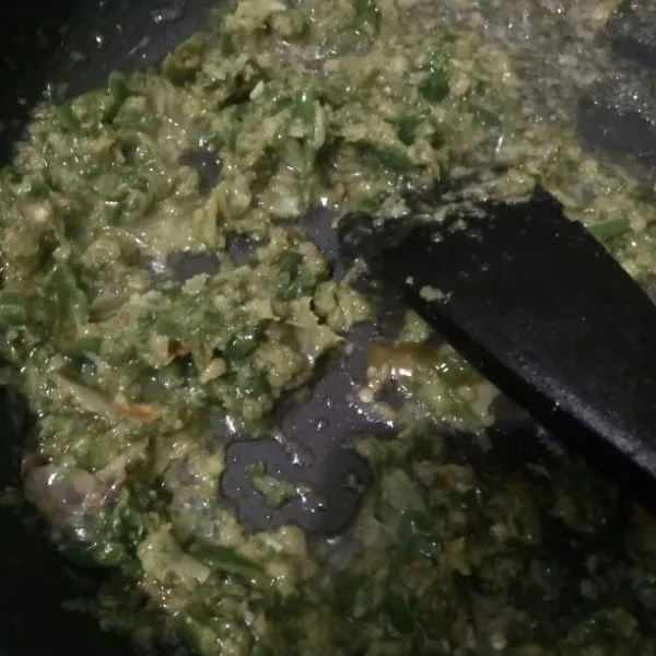 Haluskan cabe hijau, bawang merah, dan bawang putih. tumis dengan minyak secukupnya. masak hingga bumbu matang.