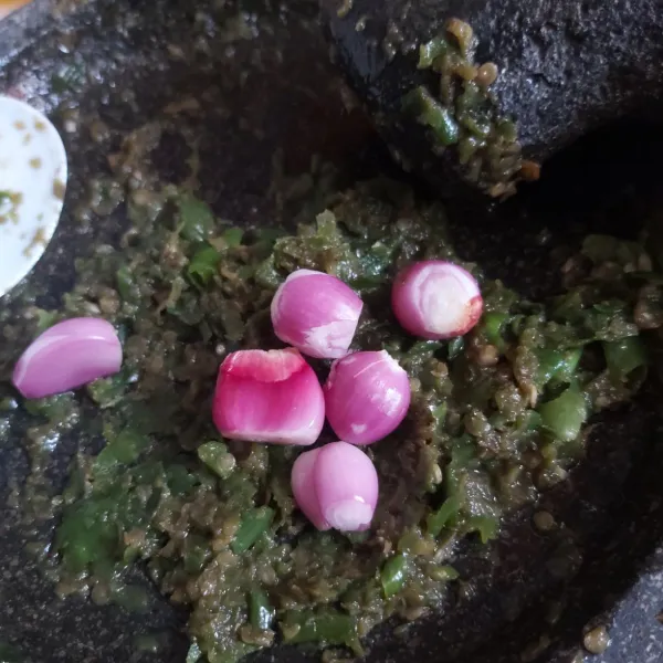Setelah itu, uleg kasar bawang merah jangan terlalu halus.