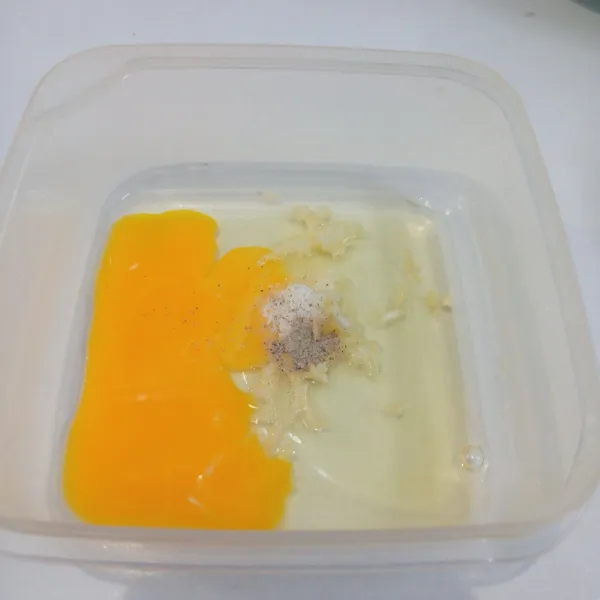 Campur telur,bawang putih,garam dan lada bubuk. Kocok sampai rata.