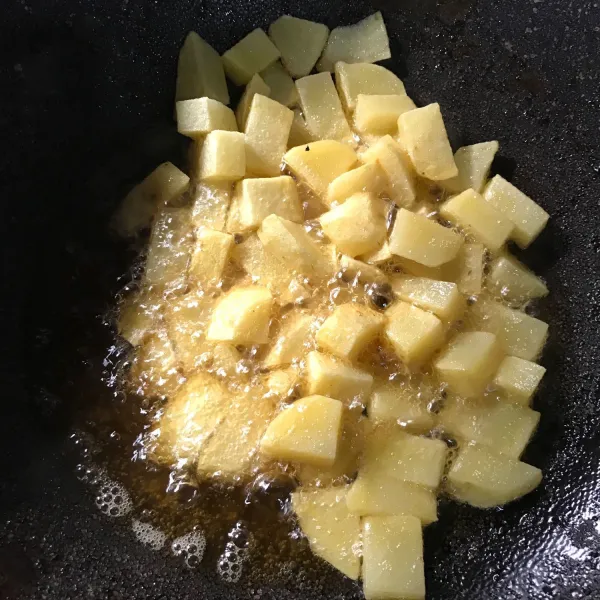 Cuci bersih kentang lalu goreng sampai matang