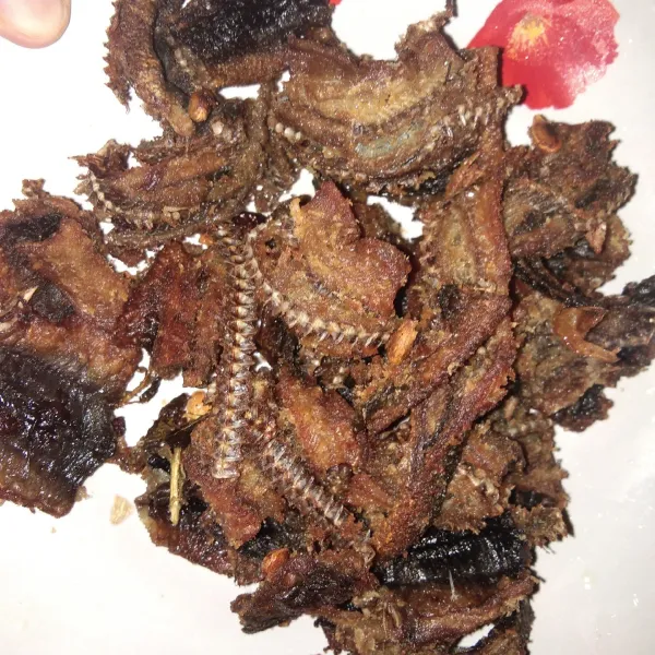 Goreng belut sampai belut kecoklatan.