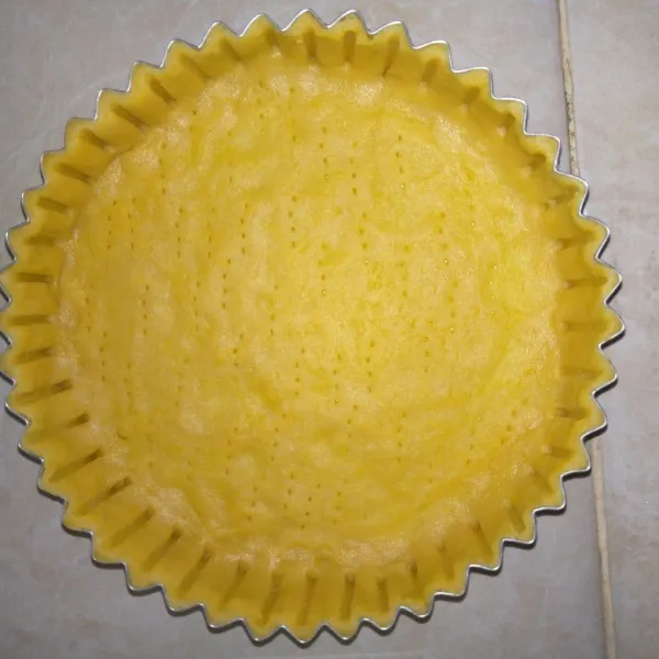 Masukkan kedalam cetakan pie, tusuk bagian bawah pie dengan garpu.