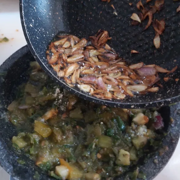 Masukkan ke dalam sambal, kemudian aduk sambal hingga rata.