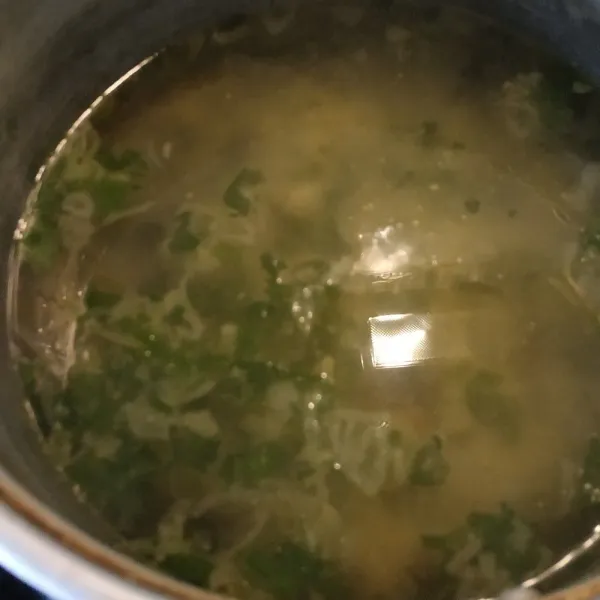 Tumis bawang merah dan bawang putih. kemudian masukkan air kaldu. Tunggu hingga mendidih.Tambahkan daun bawang, seledri, garam dan merica. Kuah mie ayam siap disajikan.