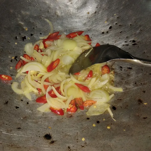 Tumis bawang Bombay,cabe dan bawang putih, sampai harum