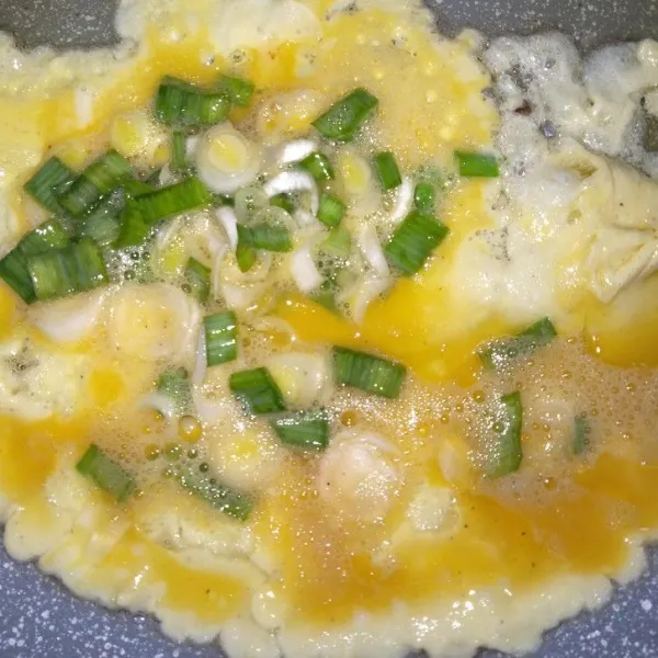 Kemudian goreng telur dadar dan sisakan sedikit telur kocok (untuk menggoreng nasi).