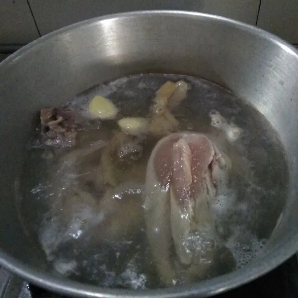 Rebus daging Ayam selama 20 menit, dan tambahkan 2 siung bawang putih geprek dan 1/2 sdm garam.
