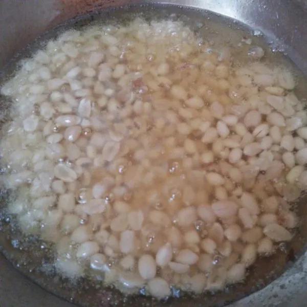 panaskan minyak goreng lalu masukan kacangnya, goreng kacangnya sambil di bolak balik agar matang merata