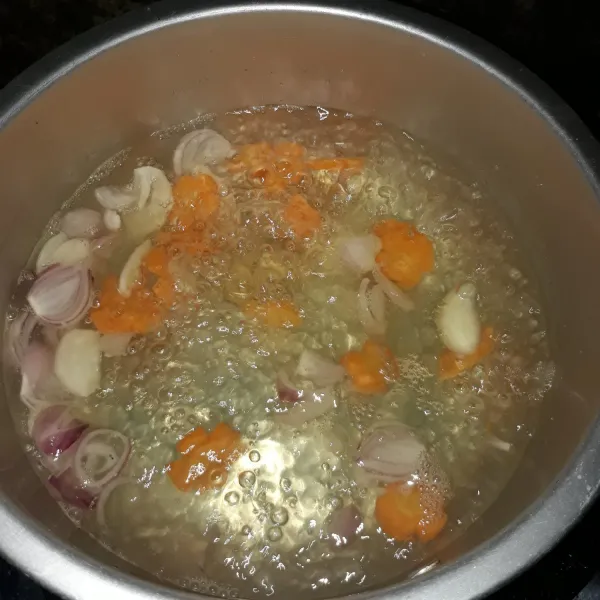 Tambahkan wortel, masak sampai wortel layu.