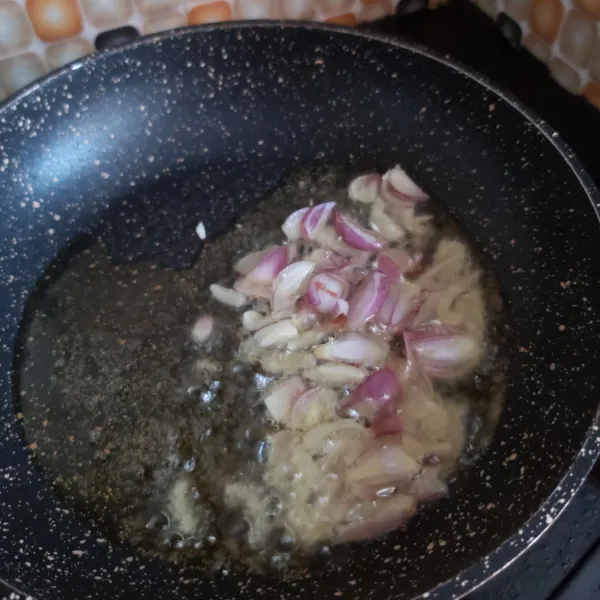 Goreng bawang merah cincang dalam 3 sdm minyak hingga kecoklatan.