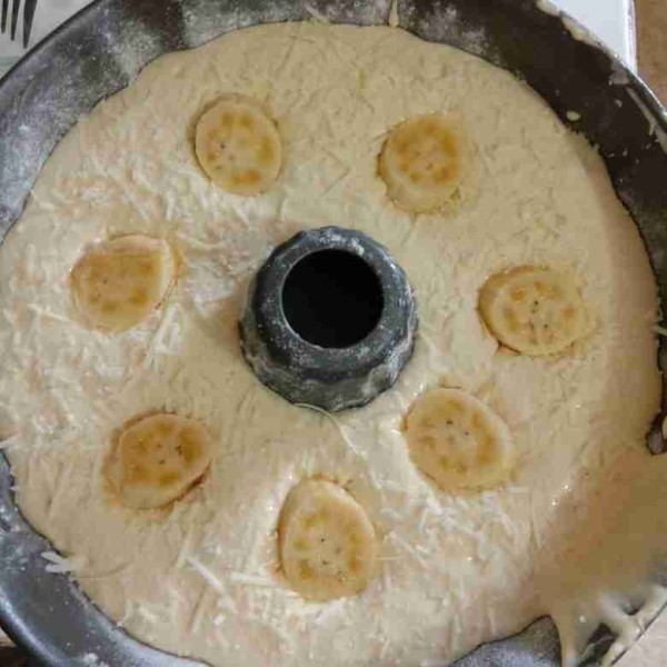 Tuang adonan dlm loyang(diameter 24 ,loyang sblmnya sdh dioles margarine dan tepung.