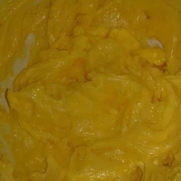 Kocok baker mix, margarin, gula dan kuning telur sampai tercampur rata. Jangan overmix.