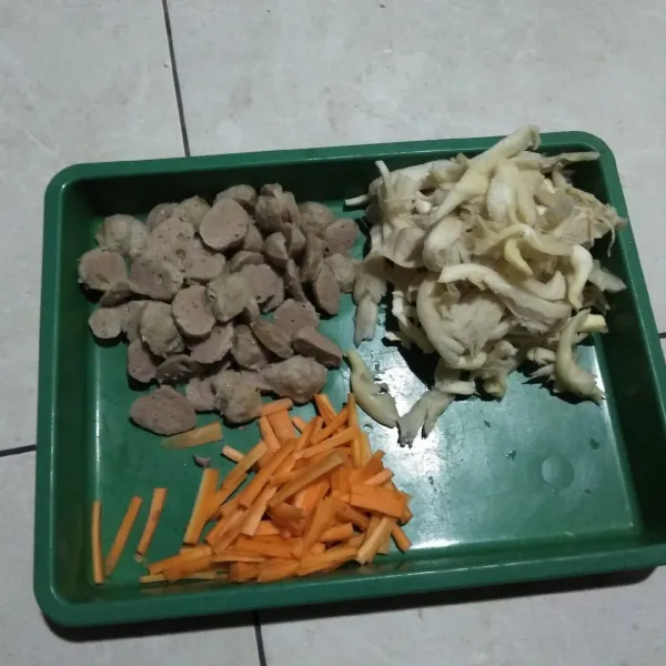 Iris bakso sapi dan sayur sesuai selera