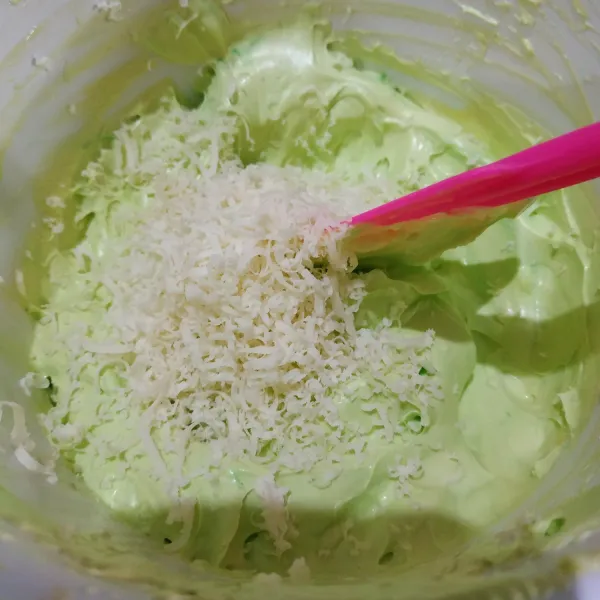 Masukkan keju parmesan bubuk dan keju parut aduk rata kembali.
