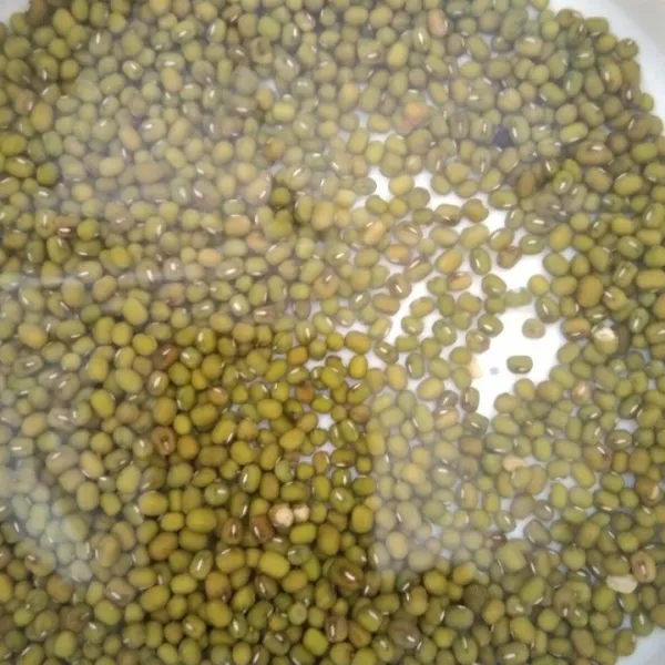 Cuci bersih kacang hijau, rendam selama 2 jam.