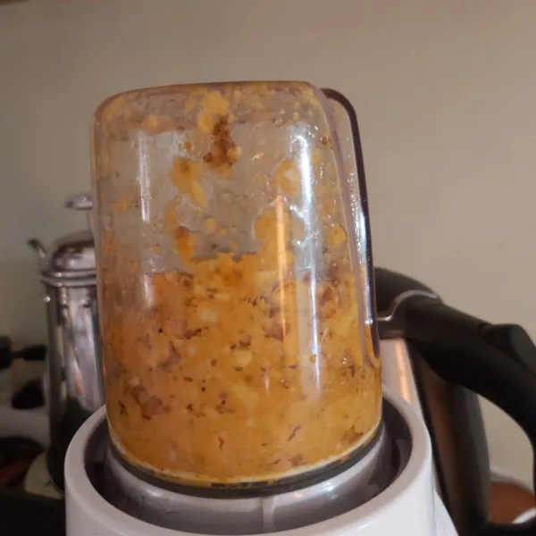 Haluskan kunyit, bawang putih, ketumbar, dan kemiri.