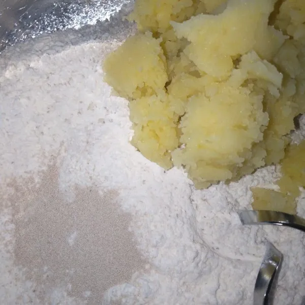 campur kentang, tepung, ragi, dan gula mixer sebentar