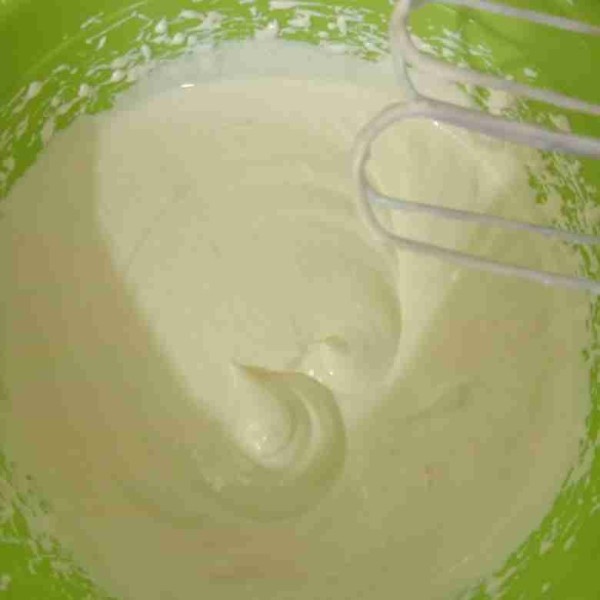 Mixer telur+gula+SP dg speed tinggi sampai mengembang,mengental dan berjejak(*pake hand mixer skitr 5mnt)