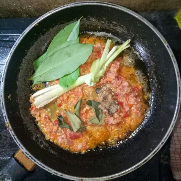Tumis bumbu dengan ditambahkan lengkuas, serai, daun salam & daun jeruk. Tumis hingga berbau harum.