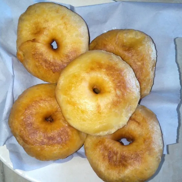 Tiriskan donat, biarkan dingin.