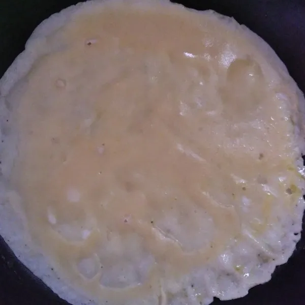 Beri sedikit margarin di teflon. Tuangkan adonan ke atasnya. Bolak balik biar matang. Ulangi hingga adonan habis.