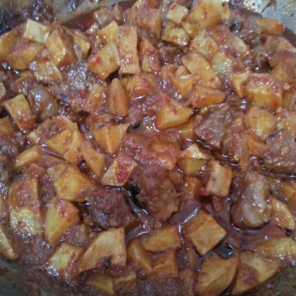 Setelah kentang dan daging menyatu bumbunya segera matikan kompor dan siap disajikan.