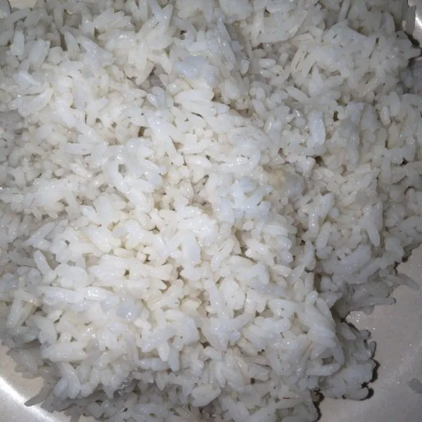 Siapkan nasi.